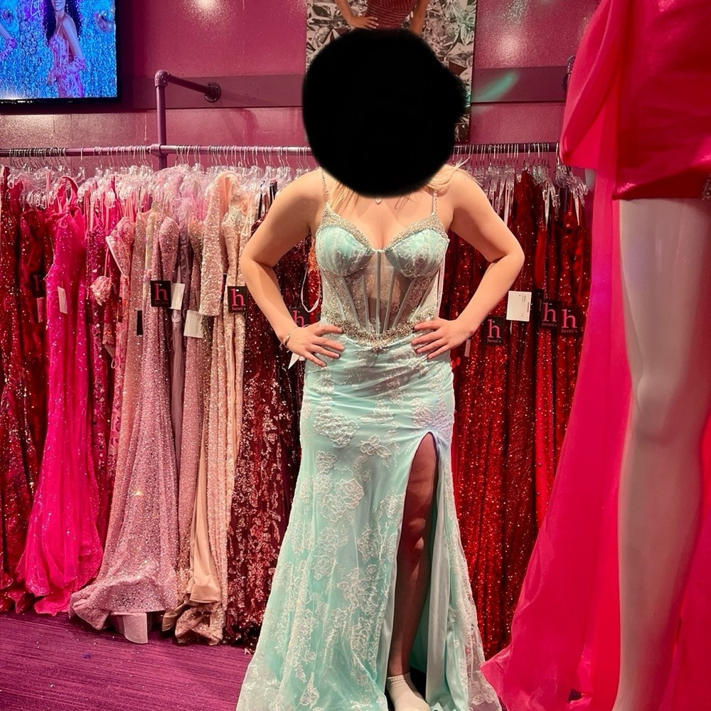 Beautiful Mint Prom/formal dress.Worn 1 time. Purchased brand new from Henri’s.